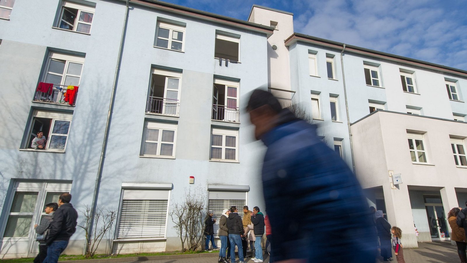 Asylbewerber sind am 15.1.2014 in Karlsruhe in der Landeserstaufnahmeeinrichtung vor einem Unterkunftsgebäude zu sehen.Foto: dpa/Uwe Anspach Asylbewerber sind am 15.1.2014 in Karlsruhe in der Landeserstaufnahmeeinrichtung vor einem Unterkunftsgebäude zu sehen.Foto: dpa/Uwe Anspach