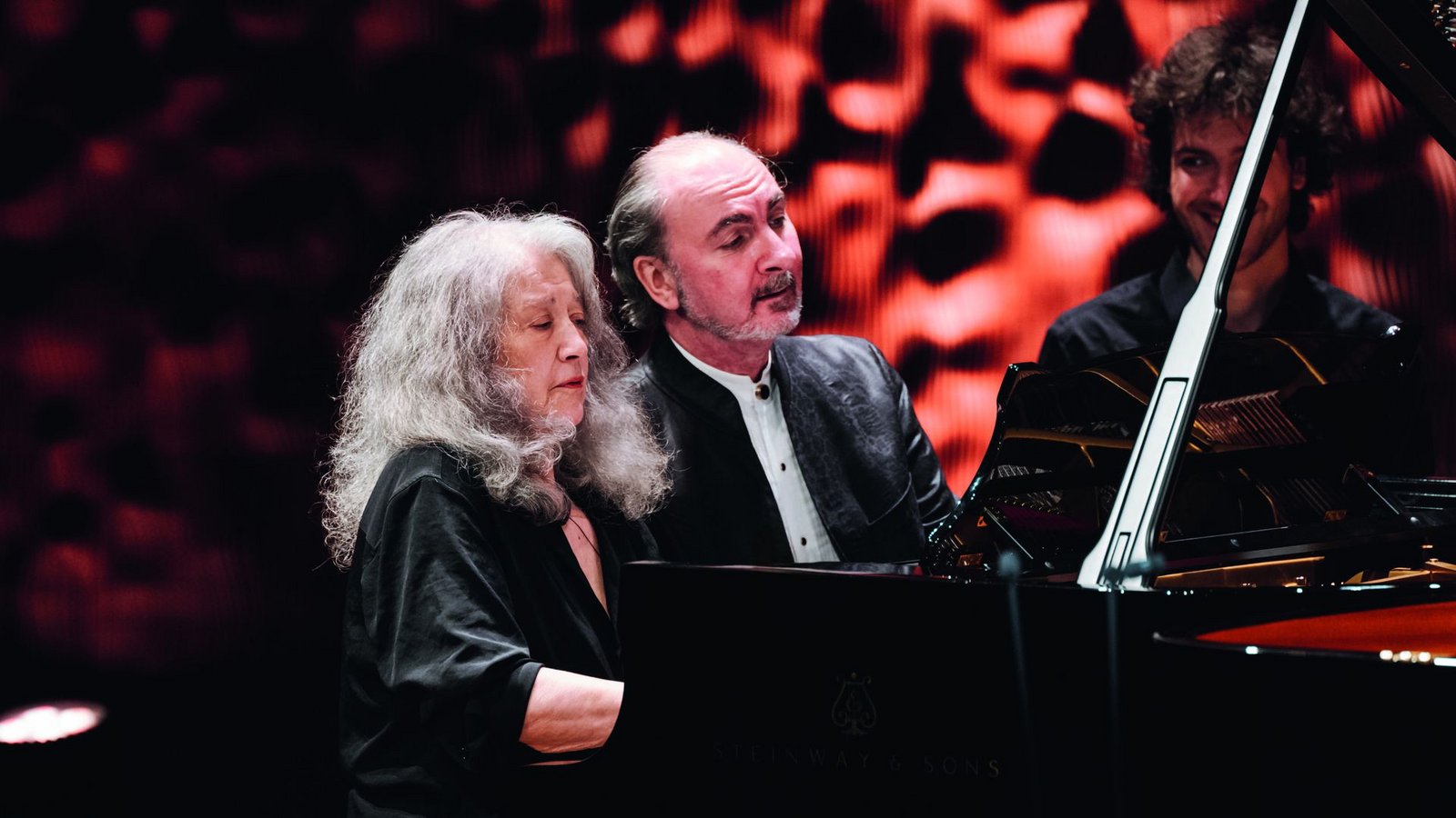 So saßen Martha Argerich und Jura Margulis auch in Stuttgart zeitweise nebeneinander am Flügel.Foto: Daniel Dittus