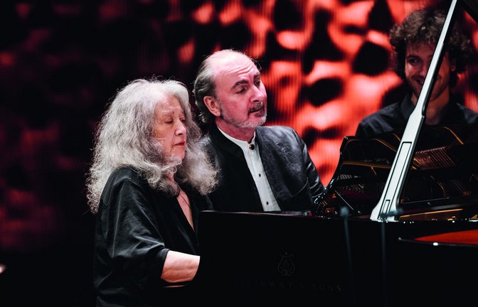 So saßen Martha Argerich und Jura Margulis auch in Stuttgart zeitweise nebeneinander am Flügel.<span class='image-autor'>Foto: Daniel Dittus</span>