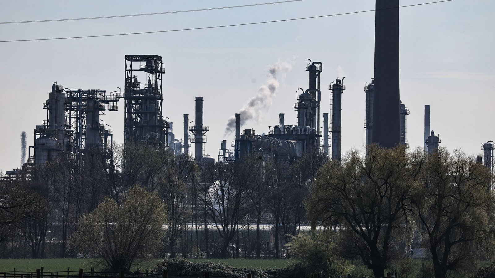 BP-Raffinerie: Der Konzern profitiert von hohen Ölpreisen, muss aber einen hochrangigen Abgang verkraftenFoto: Oliver Berg/dpa BP-Raffinerie: Der Konzern profitiert von hohen Ölpreisen, muss aber einen hochrangigen Abgang verkraftenFoto: Oliver Berg/dpa