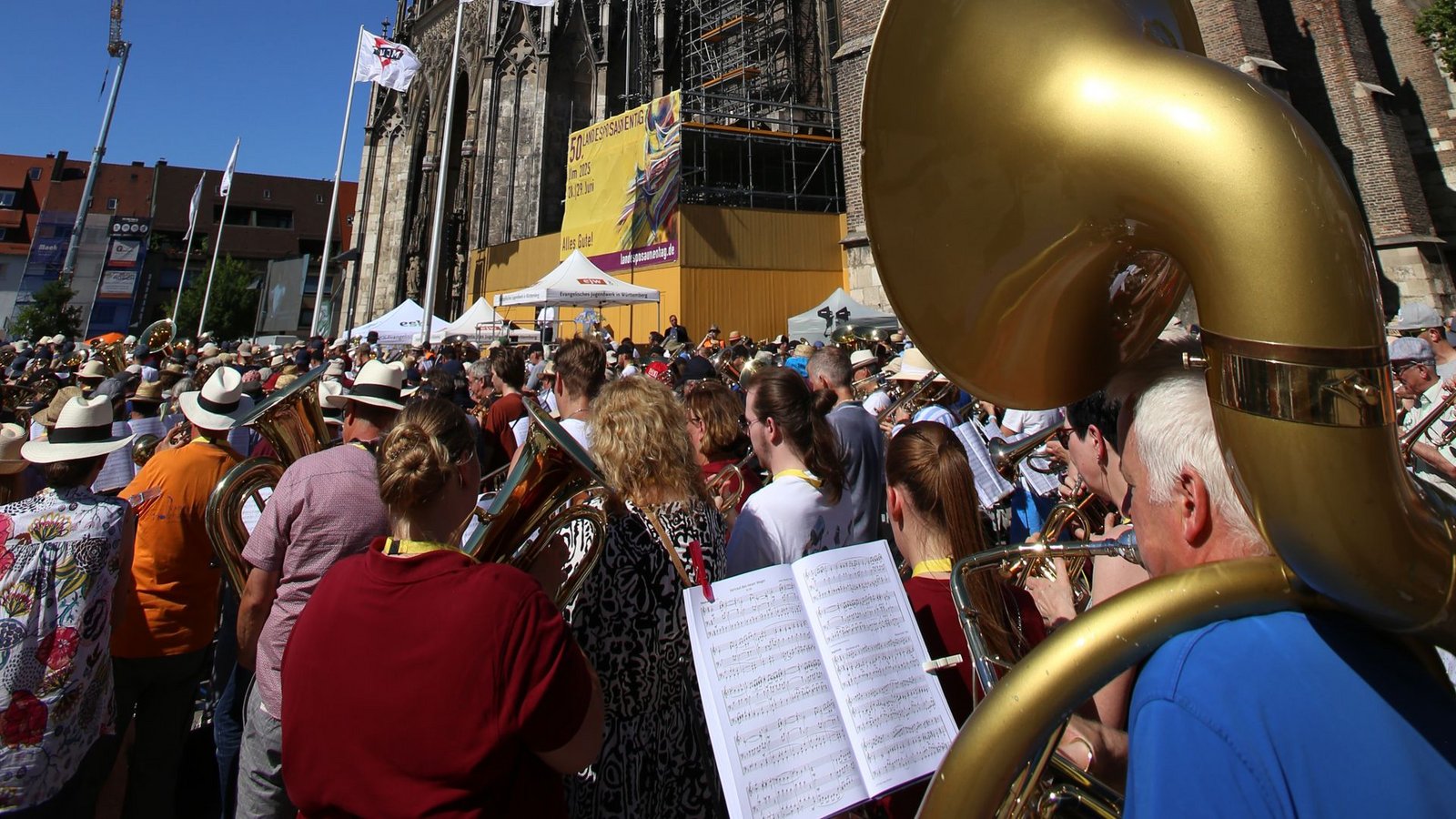 Tausende Bläser feiern auf dem Münsterplatz in Ulm  den 50. Landesposaunentag.Foto: Steffen Rometsch