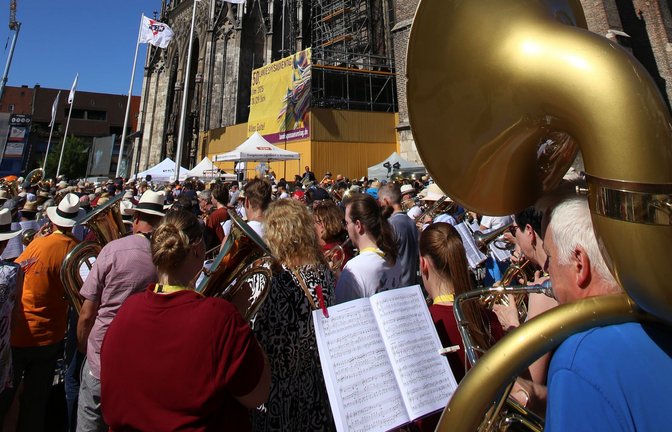 Tausende Bläser feiern auf dem Münsterplatz in Ulm  den 50. Landesposaunentag.<span class='image-autor'>Foto: Steffen Rometsch</span>