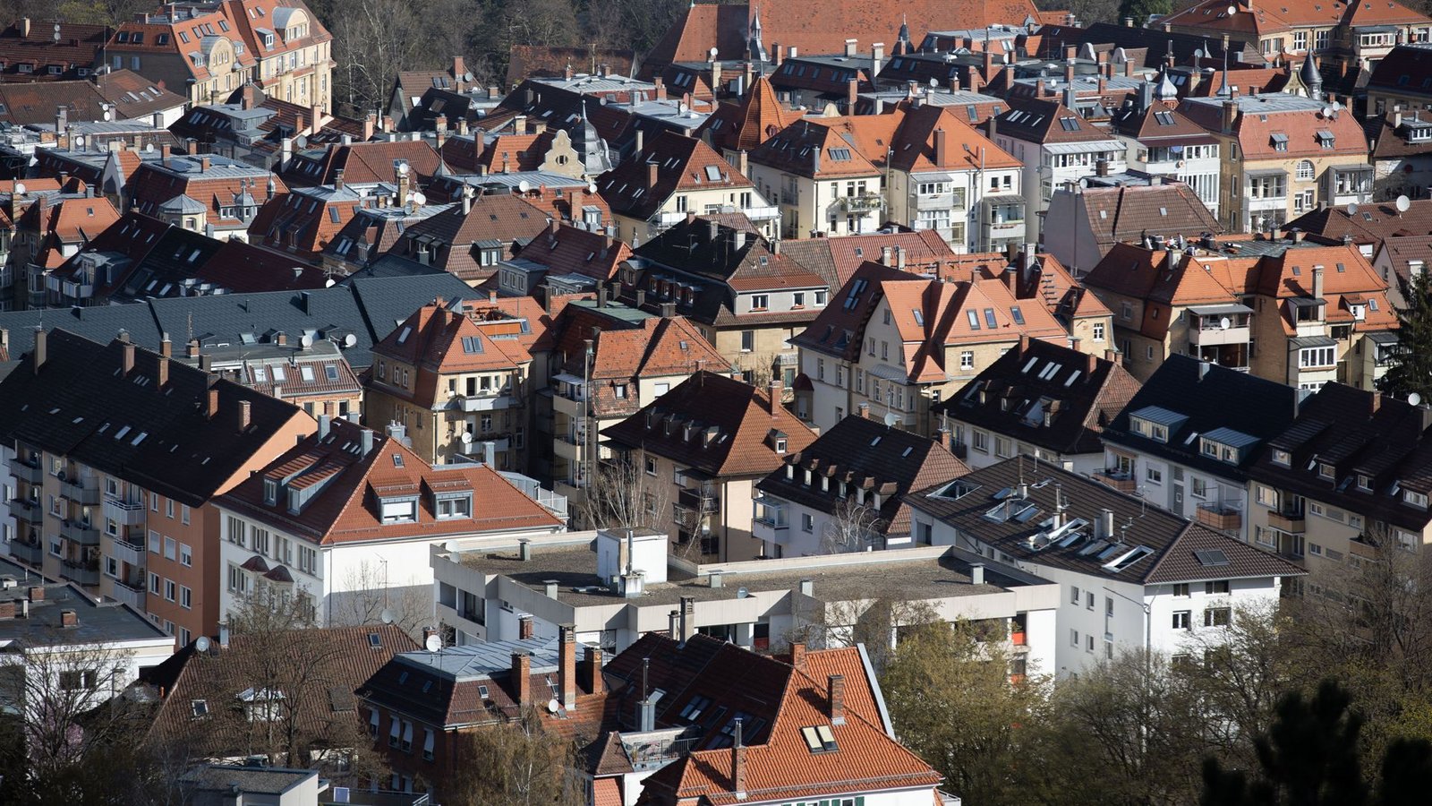 Im dicht bebauten Stuttgarter Kessel könnten manche Immobilienbesitzer sogar mit einer geringeren Steuerlast rechnen. Die hängt aber auch von den Bodenrichtwerten ab.Foto: Lichtgut/Leif Piechowski/Leif-Hendrik Piechowski