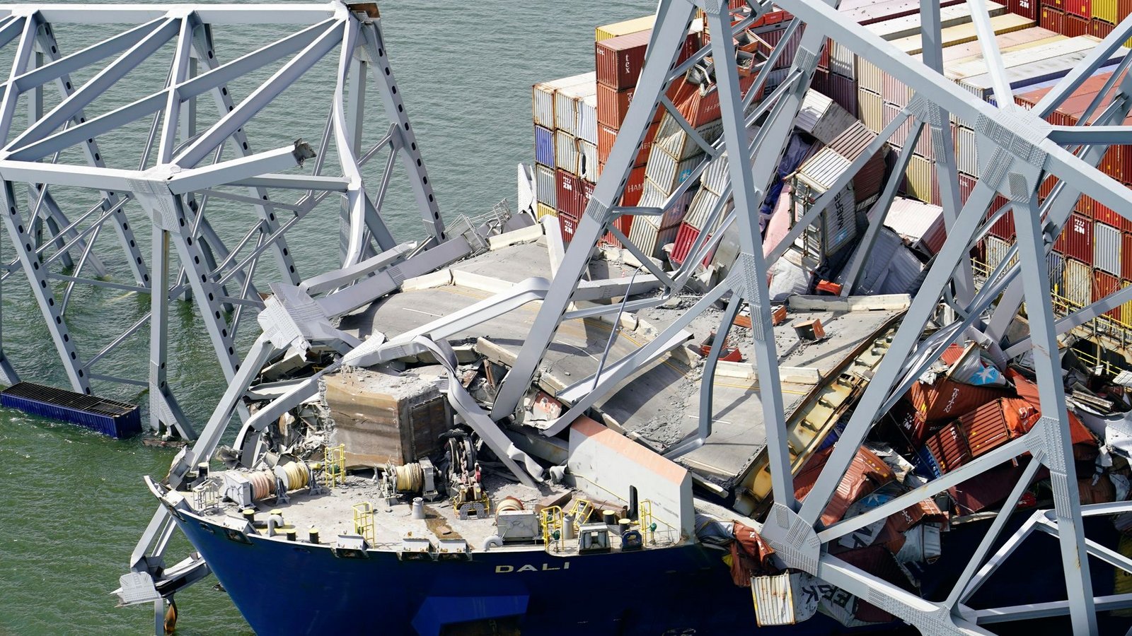 Zur Schiffsladung gehörten 56 Container mit gefährlichen Materialien, etwa ätzende oder entzündliche Stoffe.Foto: Uncredited/Maryland National Guard/AP/dpa