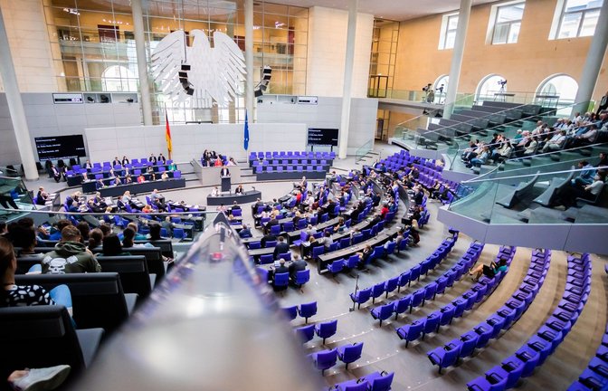 Das Plenum des Bundestages in Berlin. Dort wollen die Abgeordneten heute grundsätzlich über die Zukunft der Sterbehilfe in Deutschland debattieren.<span class='image-autor'>Foto: Christoph Soeder/dpa</span>