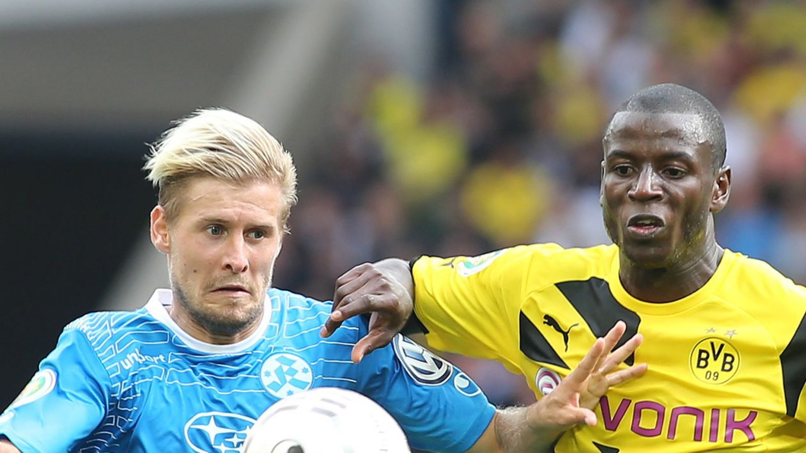 Der heutige Kickers-Sportdirektor Marc Stein (li.) im Zweikampf gegen Dortmunds  Adrian Ramos. Randy Edwini-Bonsu hatte nach einer Stunde den 1:2-Anschlusstreffer für die Blauen erzielt Die BVB-Treffer machten Ramos, Pierre-Emerick Aubameyang  (2) und Henrikh Mkhitaryan.Foto: Pressefoto Baumann/Eugen Zimmermann