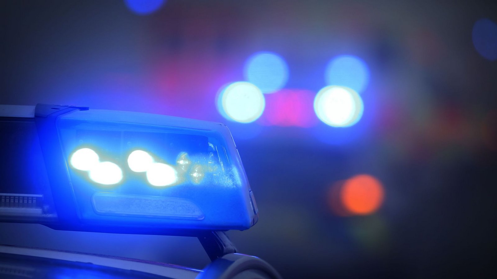 Für die Rettungsmaßnahmen wurde die Bundesstraße 292  am Abend in beiden Fahrtrichtungen gesperrt. (Symbolbild)Foto: dpa/Karl-Josef Hildenbrand