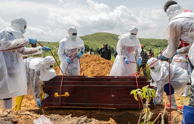Für die Beisetzung verstorbener Ebola-Patienten bestehen strenge Sicherheitsregeln - nicht alle Angehörigen haben hierfür Verständnis. (Archivbild)<span class='image-autor'>Foto: Moses Sawasawa/AP/dpa</span>