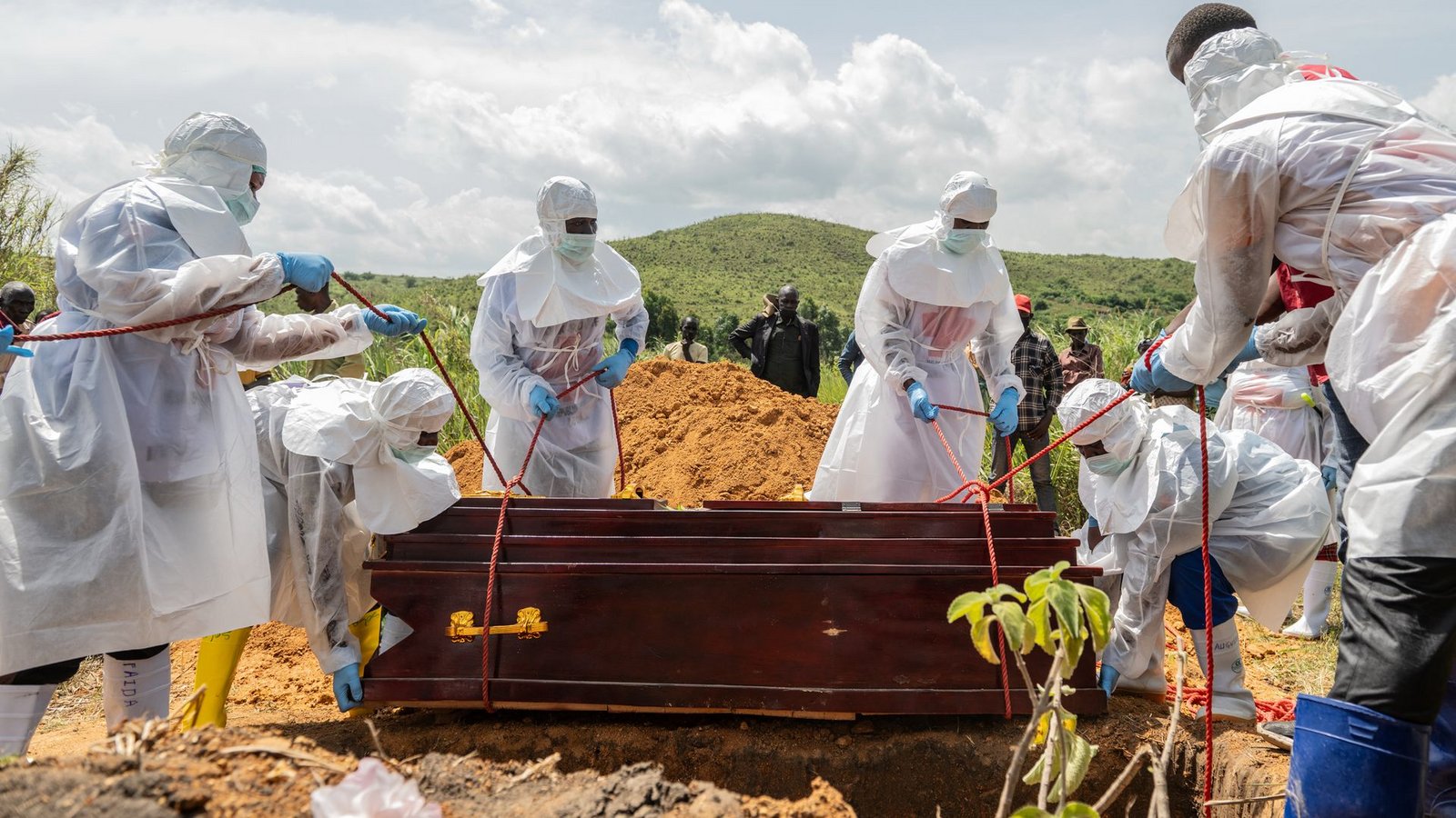 Für die Beisetzung verstorbener Ebola-Patienten bestehen strenge Sicherheitsregeln - nicht alle Angehörigen haben hierfür Verständnis. (Archivbild)Foto: Moses Sawasawa/AP/dpa