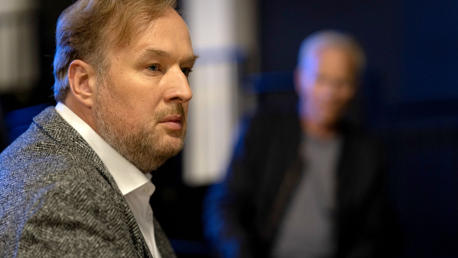 Das Nervenkostüm des Intendanten Darius Henning (Stephan Grossmann) ist stark strapaziert.Foto: WDR/Thomas Kost