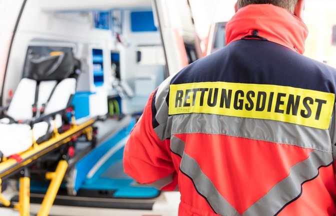 Nach einem Fußballspiel im Ostalbkreis wurde eine Rettungssanitäterin angegriffen (Symbolfoto).<span class='image-autor'>Foto: Christian Schwier - stock.adobe./Symbolbild Rettungsdienst</span>