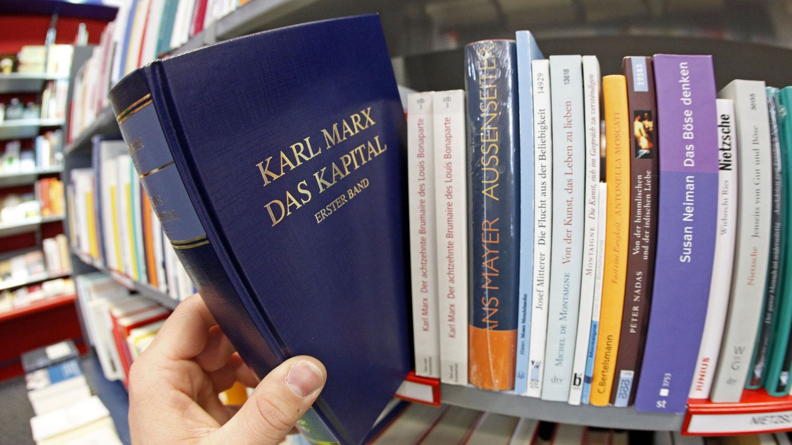 Wie hoch die Gesamtauflage des „Kapitals“ inzwischen ist, weiß niemand. Berühmt waren etwa die blauen Ausgaben zu DDR-Zeiten. Im Westen versuchten die 1968er in „Kapital“-Schulungen, sich die Offenbarungen des sozialistischen Cheftheoretikers zu erschließen.Foto: dpa