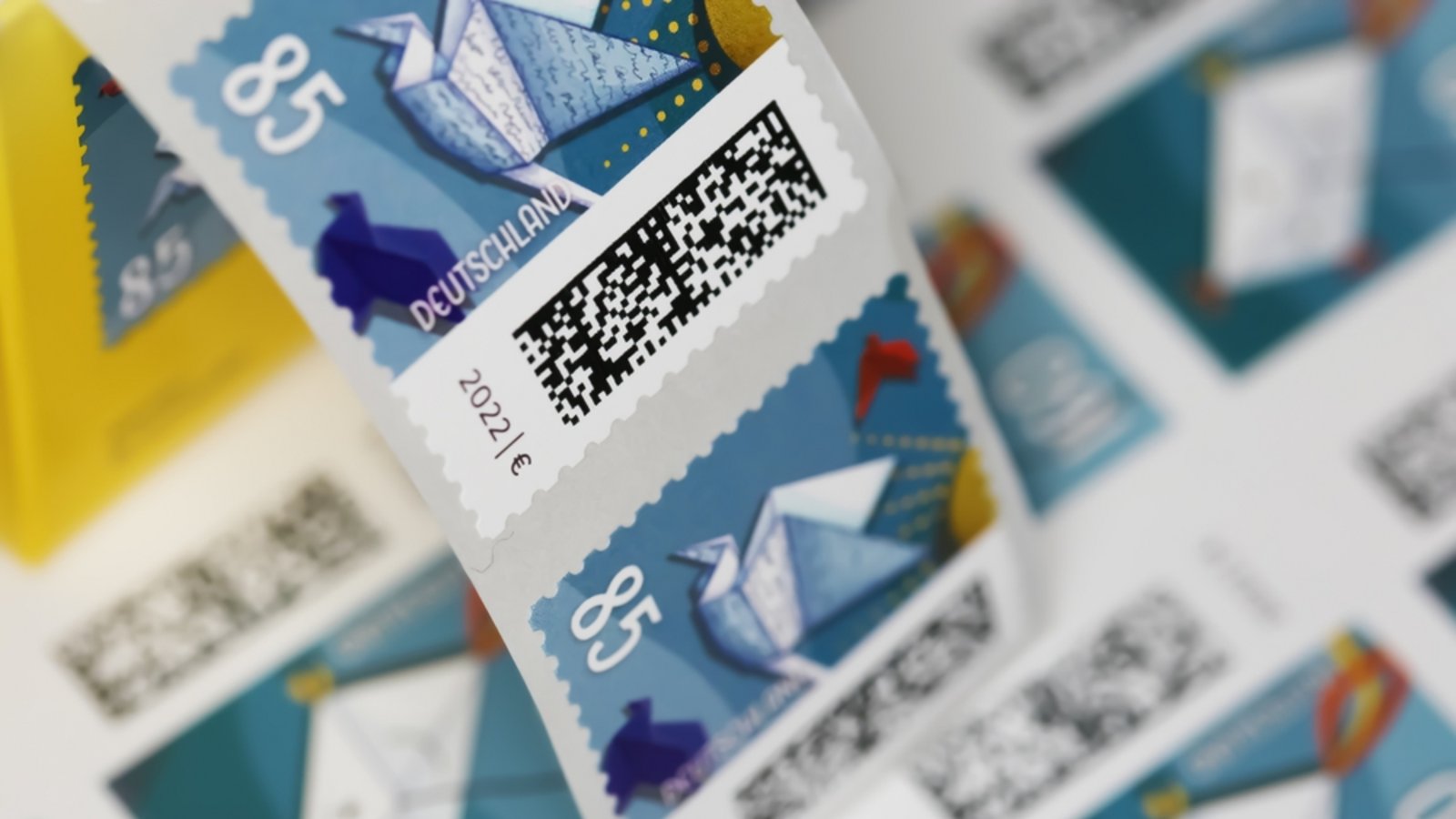 Auch 2025 kann man die alten Briefmarken noch verwenden.Foto: Ralf Liebhold / shutterstock.com