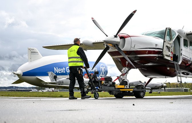 Eine Cessna 208 Caravan auf der Rollbahn des Bodenseeairports – dass Flugzeuge gleichen Typs zwischen Stuttgart und Böblingen hin und her fliegen sollen, mutet allerdings seltsam an.<span class='image-autor'>Foto: dpa/Felix Kästle</span>
