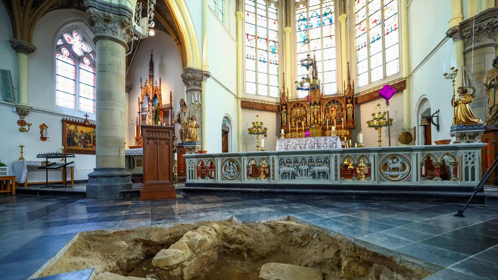 In diesem Hohlraum unter dem Kirchenboden von St. Peter und Paul in der niederländischen Stadt Maastrichtbefand sich das Skelett.Foto: Reuters In diesem Hohlraum unter dem Kirchenboden von St. Peter und Paul in der niederländischen Stadt Maastrichtbefand sich das Skelett.Foto: Reuters