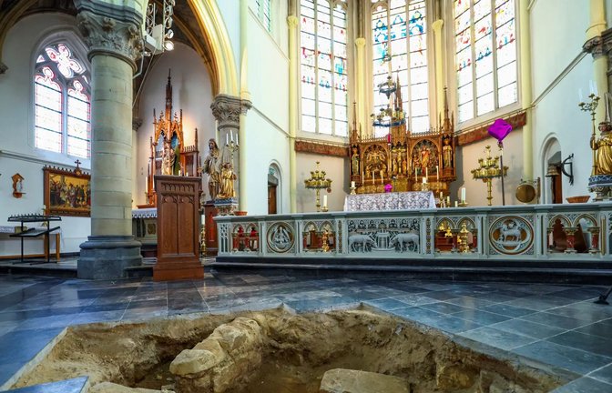 In diesem Hohlraum unter dem Kirchenboden von St. Peter und Paul in der niederländischen Stadt Maastrichtbefand sich das Skelett.<span class='image-autor'>Foto: Reuters</span>