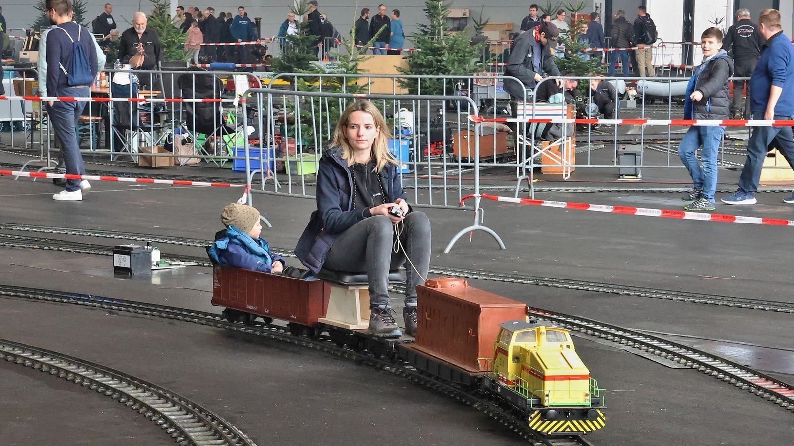 Diese Modelleisenbahn ist so stabil, dass sie das Gewicht von Menschen aushält.Foto: KS-Images.de / Andreas Rometsch/Andreas Rometsch Diese Modelleisenbahn ist so stabil, dass sie das Gewicht von Menschen aushält.Foto: KS-Images.de / Andreas Rometsch/Andreas Rometsch