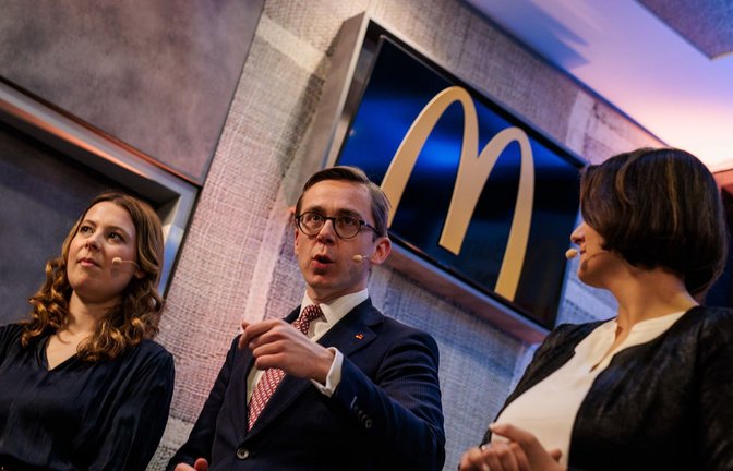Jamila Schäfer (Grüne), Philipp Amthor (CDU) und Elvan Korkmaz-Emre beim McDonald’s Burger-Dialog.<span class='image-autor'>Foto: dpa/Carsten Koall</span>