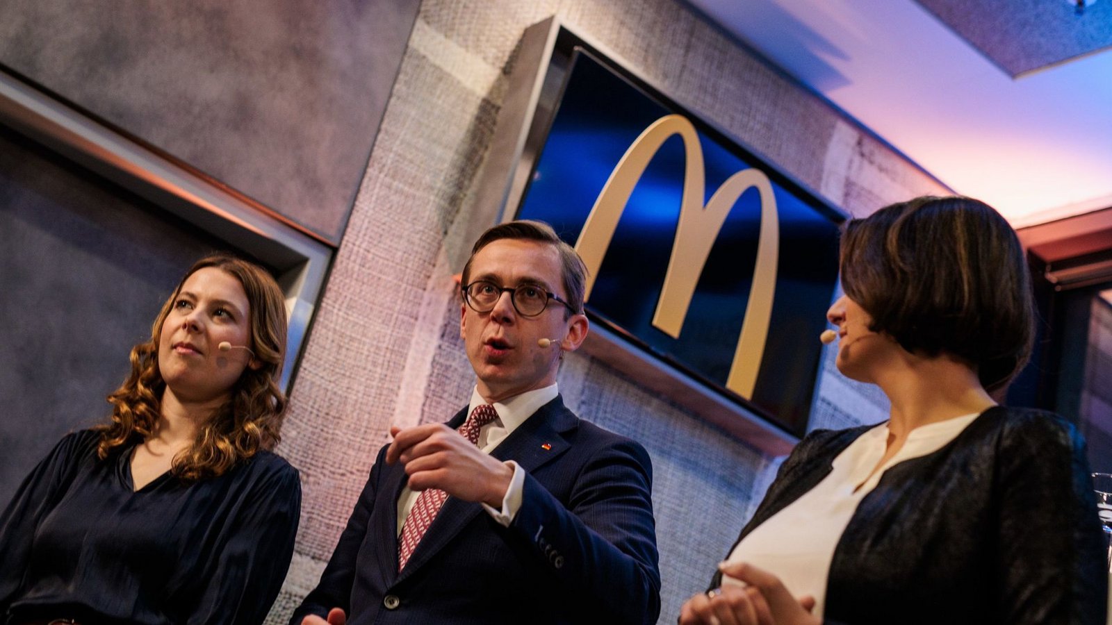 Jamila Schäfer (Grüne), Philipp Amthor (CDU) und Elvan Korkmaz-Emre beim McDonald’s Burger-Dialog.Foto: dpa/Carsten Koall Jamila Schäfer (Grüne), Philipp Amthor (CDU) und Elvan Korkmaz-Emre beim McDonald’s Burger-Dialog.Foto: dpa/Carsten Koall