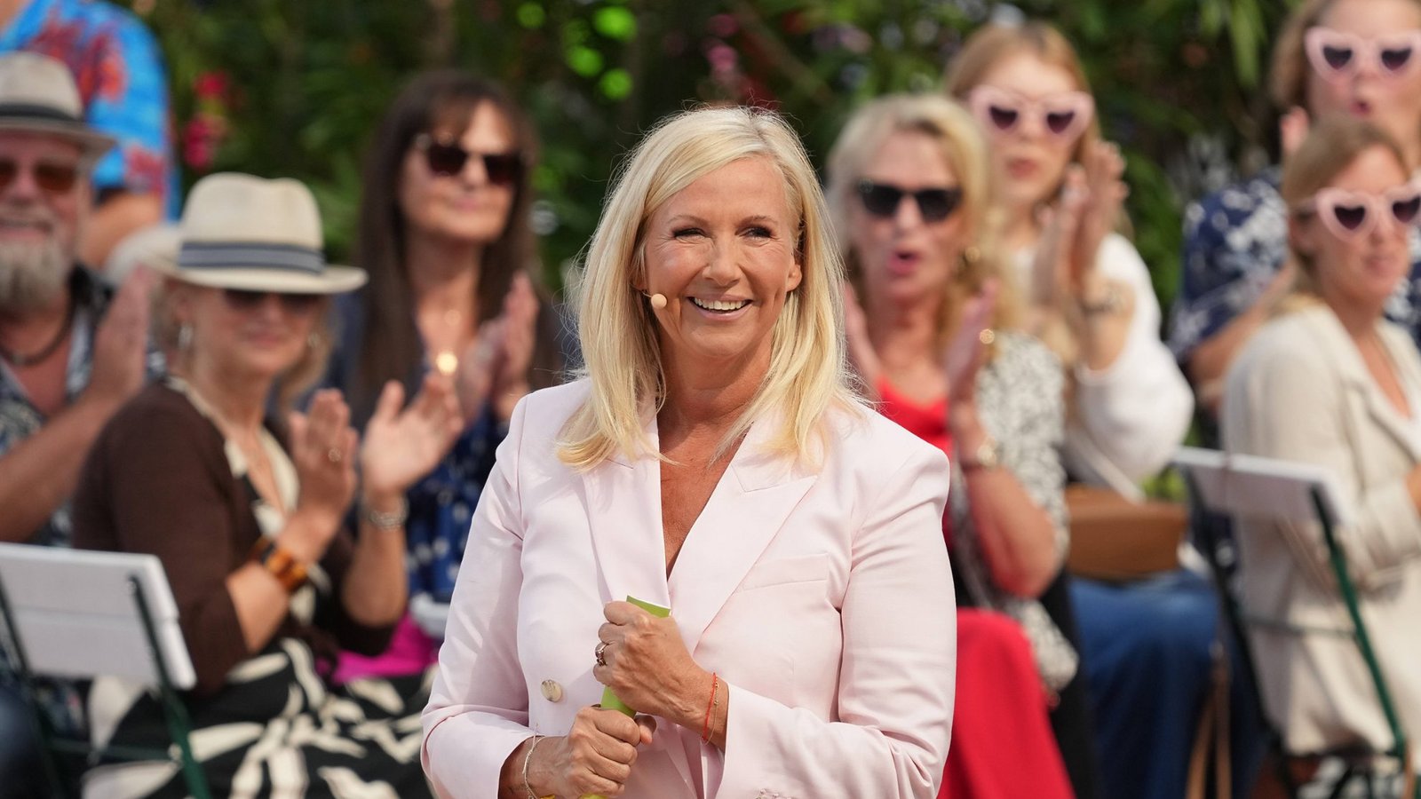 Moderatorin Andrea Kiwi Kiewel im ZDF Fernsehgarten.Foto: IMAGO / BOBO