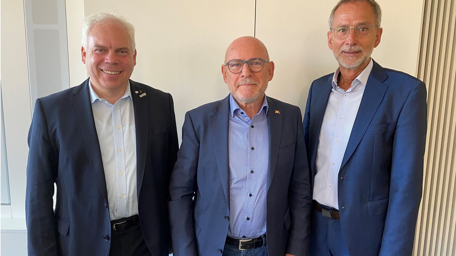Matthias Lieb bei seiner Vorstellung als „Anwalt der Fahrgäste“ zusammen mit Verkehrsminister Winfried Hermann und Volker M. Heepen, Geschäftsführer der Nahverkehrsgesellschaft Baden-Württemberg (NVBW).Foto: Verkehrsministerium Baden-Württemberg Matthias Lieb bei seiner Vorstellung als „Anwalt der Fahrgäste“ zusammen mit Verkehrsminister Winfried Hermann und Volker M. Heepen, Geschäftsführer der Nahverkehrsgesellschaft Baden-Württemberg (NVBW).Foto: Verkehrsministerium Baden-Württemberg