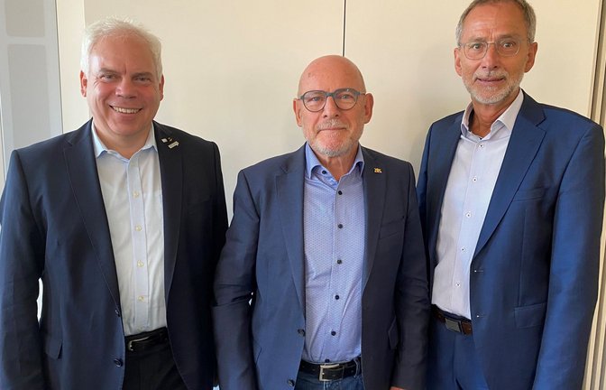 Matthias Lieb bei seiner Vorstellung als „Anwalt der Fahrgäste“ zusammen mit Verkehrsminister Winfried Hermann und Volker M. Heepen, Geschäftsführer der Nahverkehrsgesellschaft Baden-Württemberg (NVBW).<span class='image-autor'>Foto: Verkehrsministerium Baden-Württemberg</span>