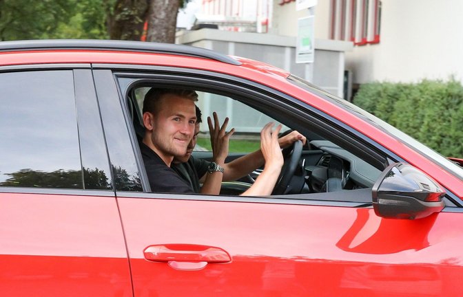 Matthijs de Ligt kommt per PKW zum Vereinsgelände des FC Bayern München an der Säbener Straße.<span class='image-autor'>Foto: Christian Kolbert/dpa</span>