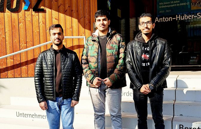 Die drei jordanischen Studenten Mohammad Kharabsheh, Amer Al-Jabiri und Ward Albari (von links) vor der Hochschule Aalen<span class='image-autor'>Foto: Gerlinde Wicke-Naber</span>