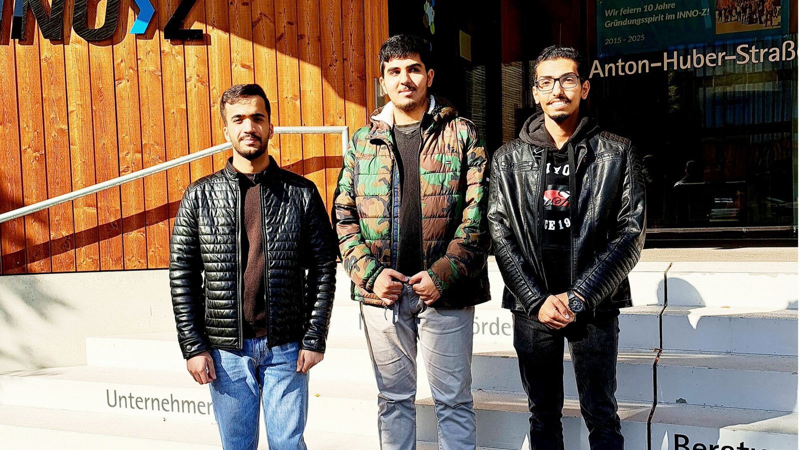 Die drei jordanischen Studenten Mohammad Kharabsheh, Amer Al-Jabiri und Ward Albari (von links) vor der Hochschule AalenFoto: Gerlinde Wicke-Naber Die drei jordanischen Studenten Mohammad Kharabsheh, Amer Al-Jabiri und Ward Albari (von links) vor der Hochschule AalenFoto: Gerlinde Wicke-Naber