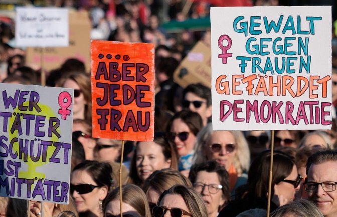 Wie können vor allem Frauen besser vor sexueller Gewalt geschützt werden? Die Grünen wollen das mit einem neuen Gesetz erreichen (Symbolfoto).<span class='image-autor'>Foto: Carsten Koall/dpa/Carsten Koall</span>