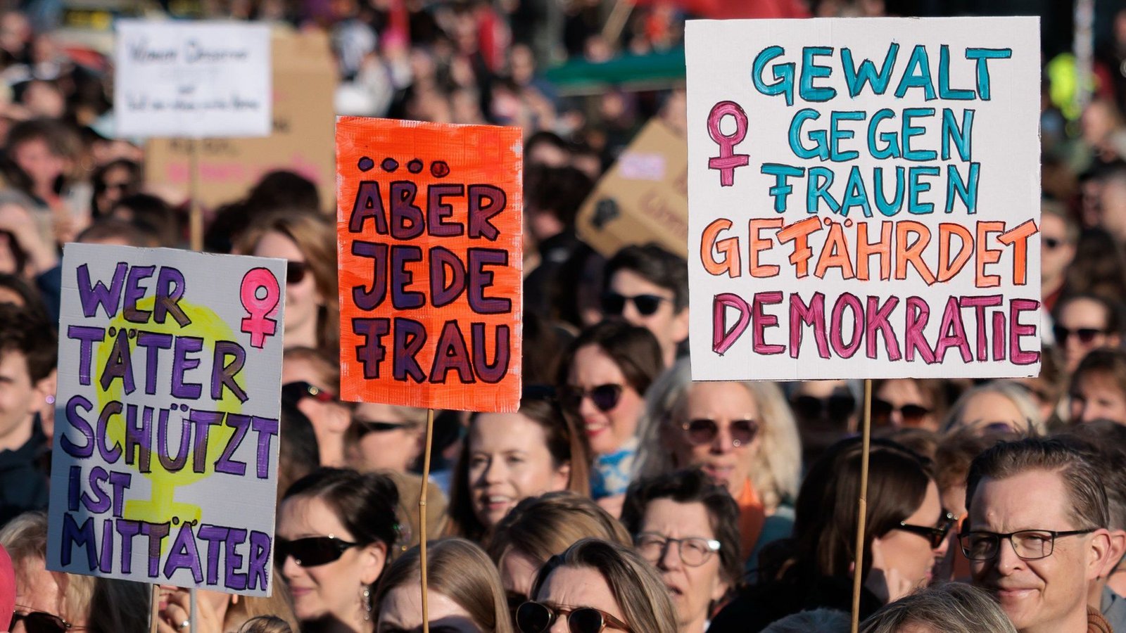 Wie können vor allem Frauen besser vor sexueller Gewalt geschützt werden? Die Grünen wollen das mit einem neuen Gesetz erreichen (Symbolfoto).Foto: Carsten Koall/dpa/Carsten Koall Wie können vor allem Frauen besser vor sexueller Gewalt geschützt werden? Die Grünen wollen das mit einem neuen Gesetz erreichen (Symbolfoto).Foto: Carsten Koall/dpa/Carsten Koall