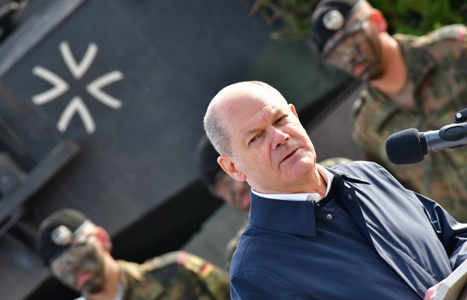 Kanzler Scholz bei einem Truppenbesuch in Niedersachsen.<span class='image-autor'>Foto: imago/Sven Eckelkamp</span>