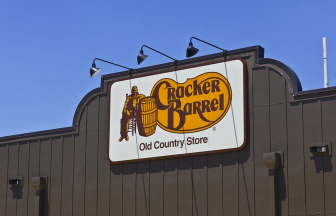 Cracker Barrel: Das alte Logo mit Mann am Fass bleibt nun doch.<span class='image-autor'>Foto: Jonathan Weiss/ Shutterstock</span>