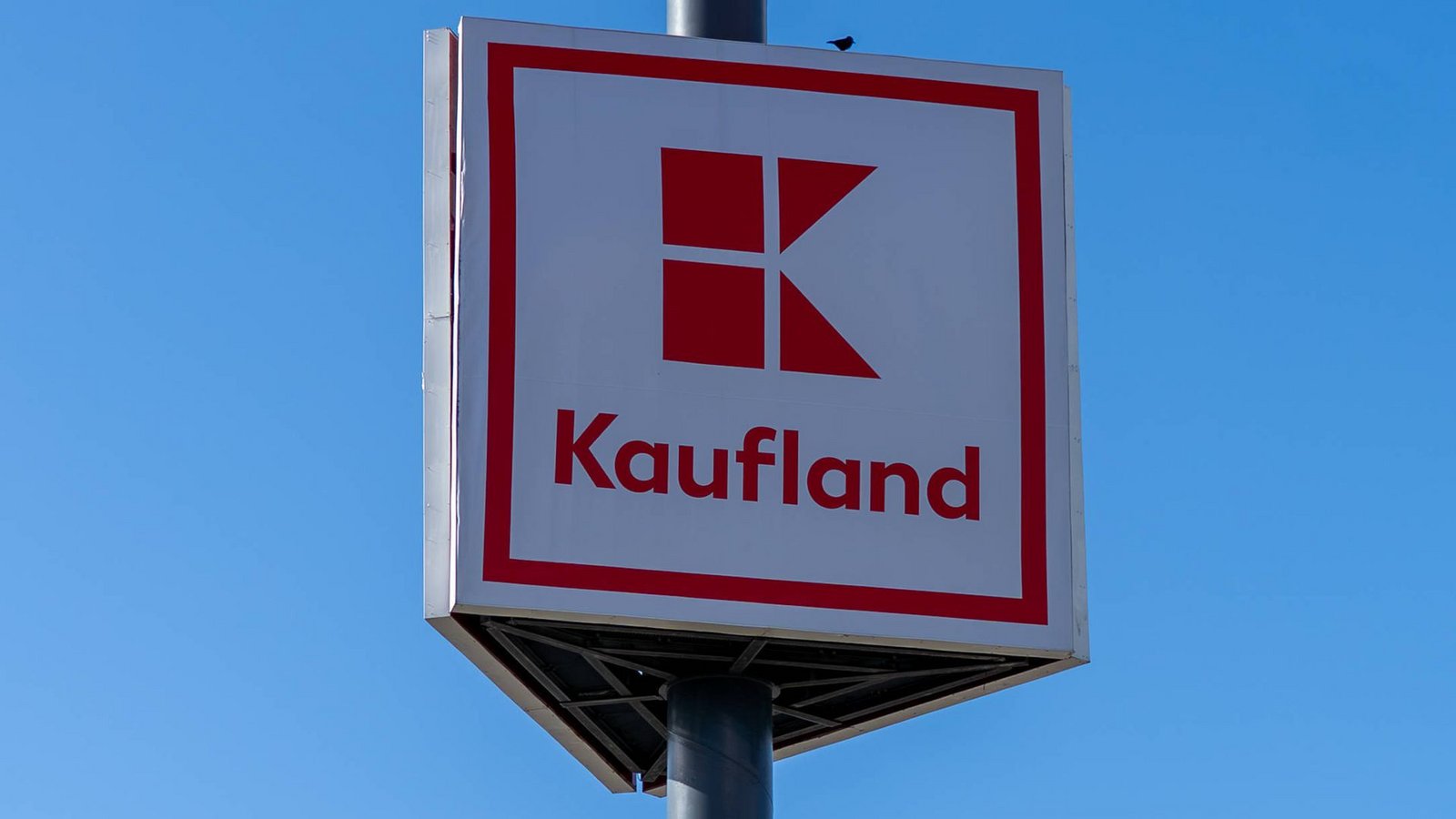 Wer abgepackte fettreduzierte Salami-Scheiben in einer Kaufland-Filiale gekauft hat, sollte ein paar Daten prüfen (Symbolfoto).Foto: IMAGO/STEINSIEK.CH/IMAGO/Sven Heidmann