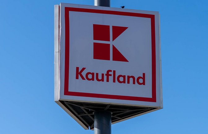 Wer abgepackte fettreduzierte Salami-Scheiben in einer Kaufland-Filiale gekauft hat, sollte ein paar Daten prüfen (Symbolfoto).<span class='image-autor'>Foto: IMAGO/STEINSIEK.CH/IMAGO/Sven Heidmann</span>