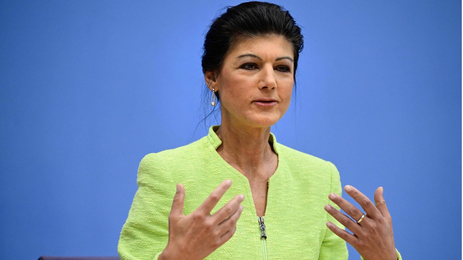 Jetzt ist es offiziell: Sahra Wagenknecht und mehrere Mitstreiter spalten sich von der Linken ab.Foto: AFP/John MacDougall Jetzt ist es offiziell: Sahra Wagenknecht und mehrere Mitstreiter spalten sich von der Linken ab.Foto: AFP/John MacDougall