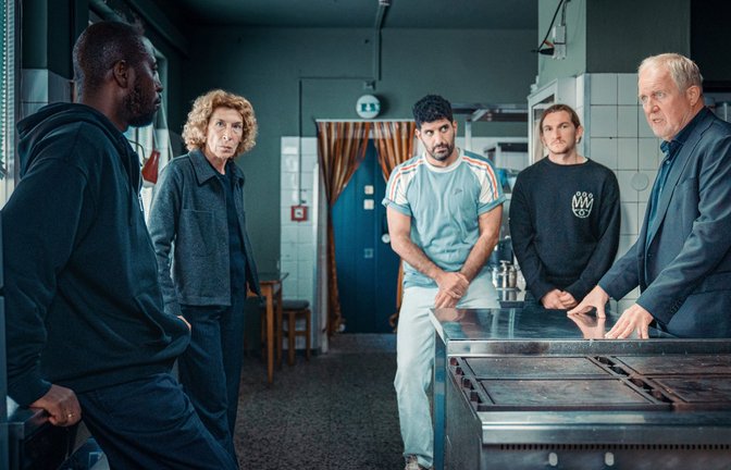 Bibi Fellner (Adele Neuhauser, zweite von links) und Moritz Eisner (Harald Krassnitzer, ganz rechts) ermitteln in einer Jugendhilfe-Einrichtung.<span class='image-autor'>Foto: ORF/
Petro Domenigg</span>