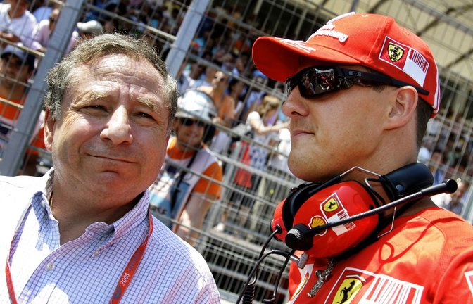 Der ehemalige Formel-1-Fahrer Michael Schumacher (r) und Jean Todt, damaliger Teamchef von Ferrari, aufgenommen beim GP in Spanien im Jahr 2008.<span class='image-autor'>Foto: Felix Heyder/epa/dpa/Archivbild</span>