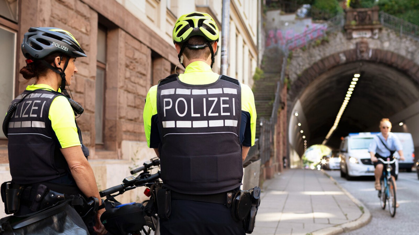 Mitte Juli legten sich Polizeibeamte am Schwabtunnel auf die Lauer.Foto: Lichtgut Mitte Juli legten sich Polizeibeamte am Schwabtunnel auf die Lauer.Foto: Lichtgut