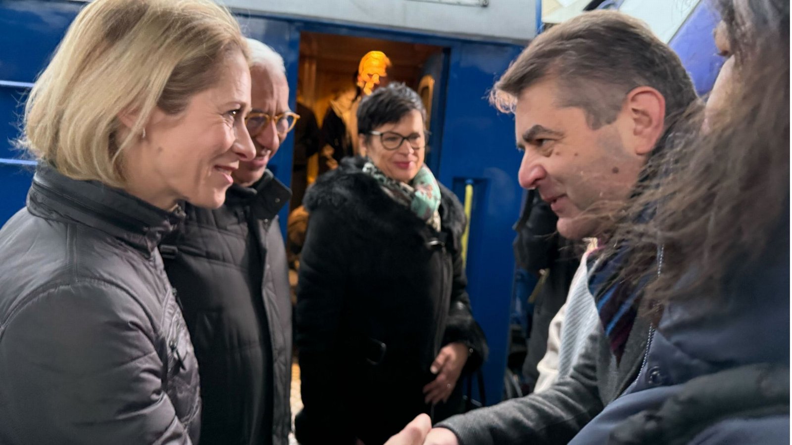 Die neue EU-Außenbeauftragte Kaja Kallas wird vom stellvertretenden ukrainischen Außenminister Perebyinis Yevhen in Kiew begrüßt.Foto: dpa/Ansgar Haase