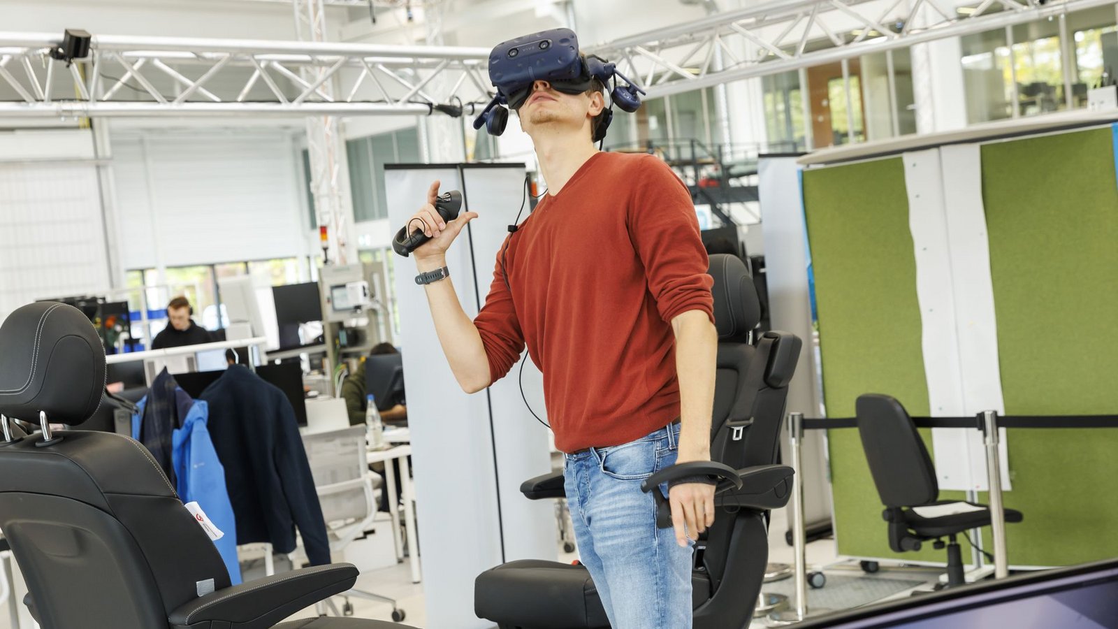 Mit einer Virtual Reality-Brille können die Forscher durch virtuelle Städte fahren. Dabei testen sie auch den Komfort eines Innenraums und Reaktionen auf Beinahe-Unfälle.Foto: Lichtgut/Julian Rettig