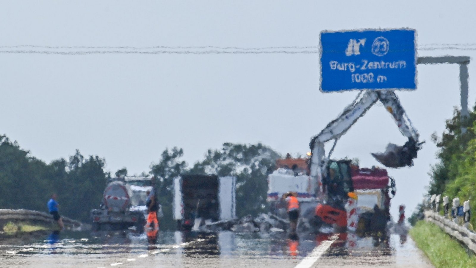 Hohe Temperaturen können auf Autobahnen zu gefährlichen Fahrbahnschäden führen – zuletzt war das etwa auf der A2 der Fall.Foto: Klaus-Dietmar Gabbert/dpa Hohe Temperaturen können auf Autobahnen zu gefährlichen Fahrbahnschäden führen – zuletzt war das etwa auf der A2 der Fall.Foto: Klaus-Dietmar Gabbert/dpa