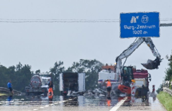 Hohe Temperaturen können auf Autobahnen zu gefährlichen Fahrbahnschäden führen – zuletzt war das etwa auf der A2 der Fall.<span class='image-autor'>Foto: Klaus-Dietmar Gabbert/dpa</span>
