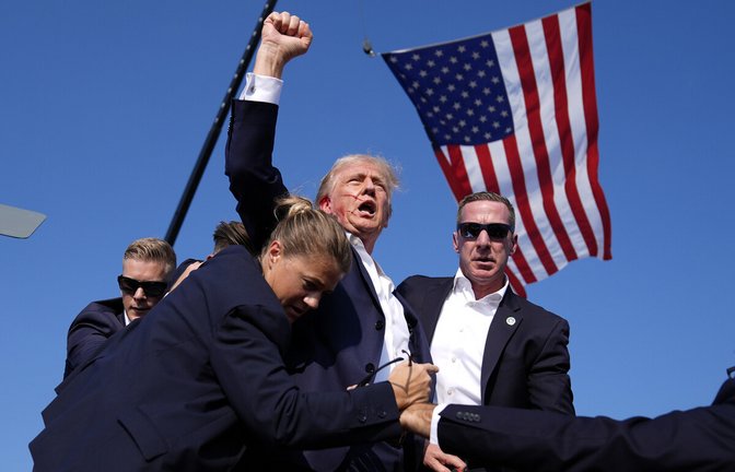 Ein Bild für die Geschichtsbücher: Trump nach dem Attentat auf ihn.<span class='image-autor'>Foto: dpa/Evan Vucci</span>
