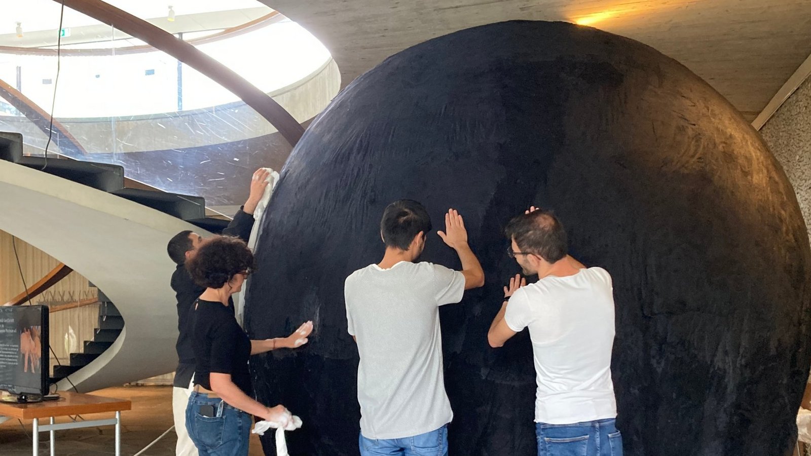 Beim Abschluss der Black-Ball-Filz-Workshops im Schmuckmuseum Pforzheim wird noch einmal kräftig an dem Black Ball Hand angelegt. Foto: Ornamenta/Wen Liu Beim Abschluss der Black-Ball-Filz-Workshops im Schmuckmuseum Pforzheim wird noch einmal kräftig an dem Black Ball Hand angelegt. Foto: Ornamenta/Wen Liu