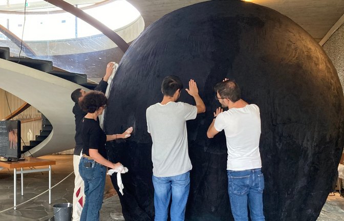 Beim Abschluss der Black-Ball-Filz-Workshops im Schmuckmuseum Pforzheim wird noch einmal kräftig an dem Black Ball Hand angelegt.  <span class='image-autor'>Foto: Ornamenta/Wen Liu</span>