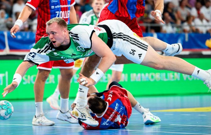 Nationalmannschafts-Kreisläufer Justus Fischer im Dress von der TSV Hannover-Burgdorf mit einer Flugeinlage am Kreis in Bietigheim.<span class='image-autor'>IMAGO/wolf-sportfoto</span>
