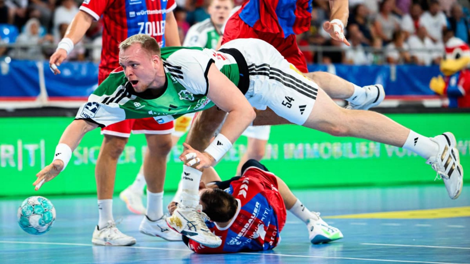 Nationalmannschafts-Kreisläufer Justus Fischer im Dress von der TSV Hannover-Burgdorf mit einer Flugeinlage am Kreis in Bietigheim.IMAGO/wolf-sportfoto Nationalmannschafts-Kreisläufer Justus Fischer im Dress von der TSV Hannover-Burgdorf mit einer Flugeinlage am Kreis in Bietigheim.IMAGO/wolf-sportfoto