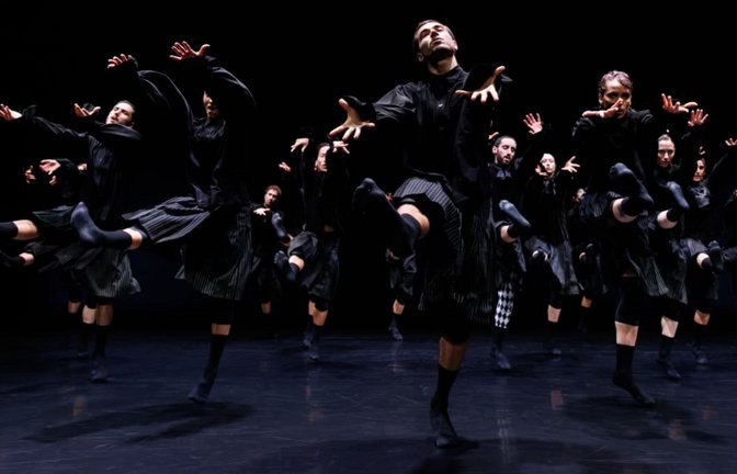 Wenn das Glück tanzen lernt: Die Kanadierin Aszure Barton choreografierte für Gauthier Dance und das Programm „Luck/Unluck".<span class='image-autor'>Gauthier Dance/Jeanette Bak</span>