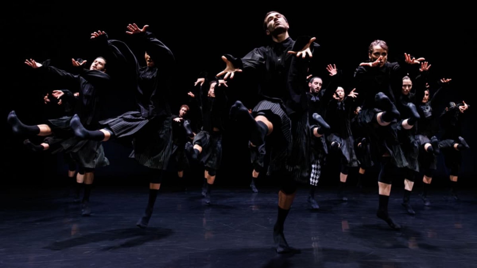 Wenn das Glück tanzen lernt: Die Kanadierin Aszure Barton choreografierte für Gauthier Dance und das Programm „Luck/Unluck".Gauthier Dance/Jeanette Bak